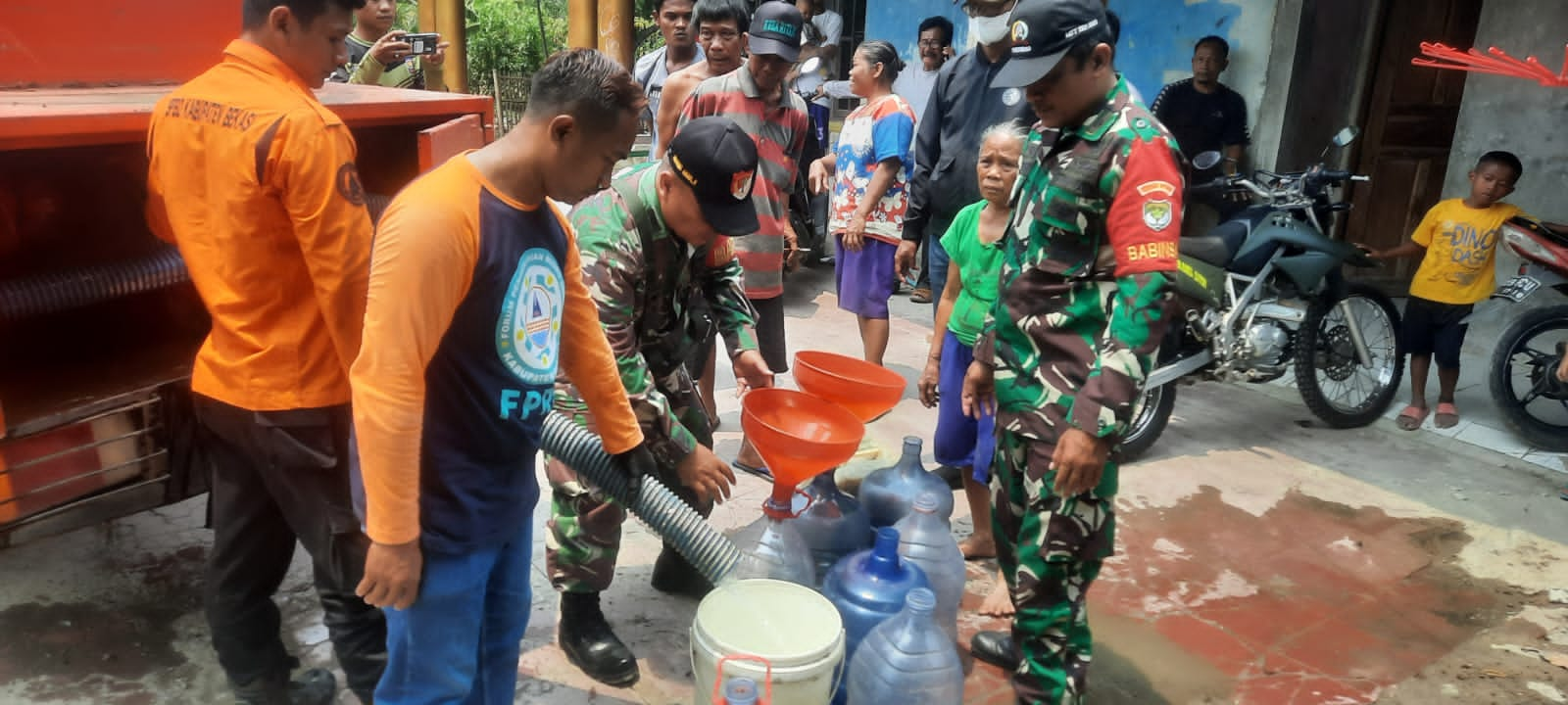 BPBD dan FPRB Distribusikan Air Bersih Bagi Warga Desa Bantarjaya