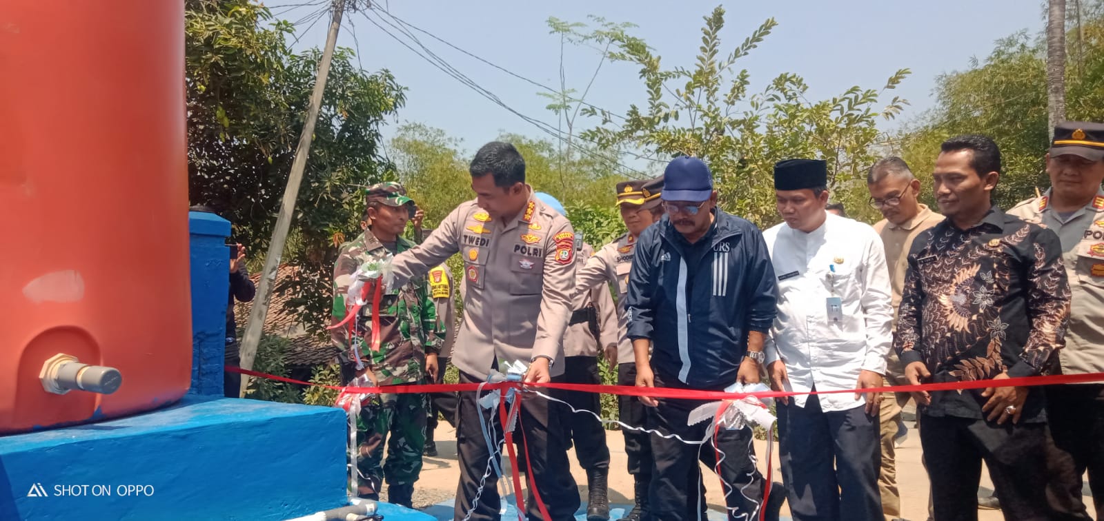 Polres Metro Bekasi Bersama PDAM Tirta Bhagasasi Resmikan Bantuan Sarana Penampungan Air Bersih di Desa Medalkrisna