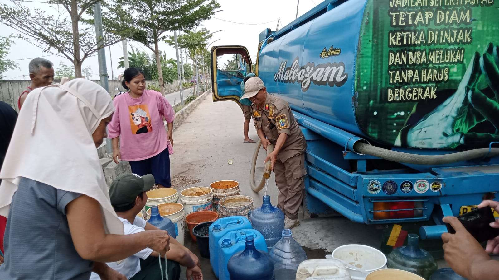 Disbudpora Kirim 15.000 Liter Air Bersih dan 150 Galon Air Mineral untuk Warga Babelan