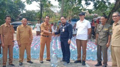 Bantu Kekeringan di Bojongmangu, DPMD Distribusikan 12.000 Liter Air Bersih dan 350 Galon Air Mineral