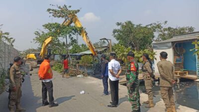 Camat Cikarang Utara Tinjau Normalisasi Anak Sungai Kali Cilemahabang