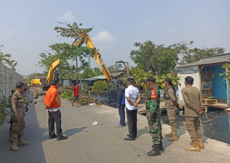 Camat Cikarang Utara Tinjau Normalisasi Anak Sungai Kali Cilemahabang
