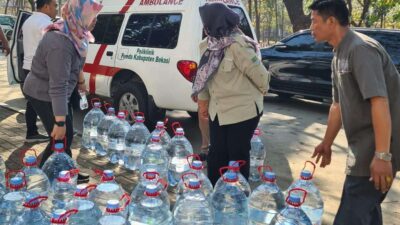 Dinkes Kabupaten Bekasi Salurkan Bantuan 23.000 Liter Air Bersih dan 1.695 Galon Air Mineral