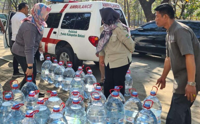 Dinkes Kabupaten Bekasi Salurkan Bantuan 23.000 Liter Air Bersih dan 1.695 Galon Air Mineral