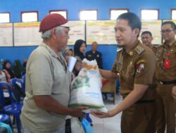 Dampak El- nino Wakil Bupati Lampung Utara Hi.Ardian Saputra.SH, Menyerahkan Bantuan Beras dari Bulog Kepada Masyarakat Desa Way Wakak, Kecamatan Abung Barat.