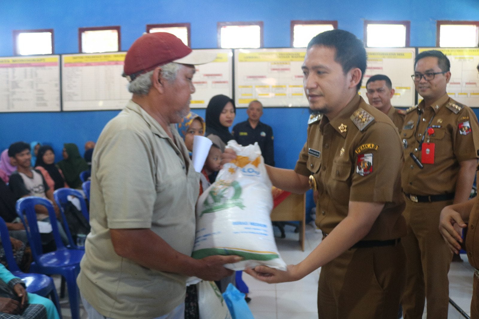 Dampak El- nino Wakil Bupati Lampung Utara Hi.Ardian Saputra.SH, Menyerahkan Bantuan Beras dari Bulog Kepada Masyarakat Desa Way Wakak, Kecamatan Abung Barat.