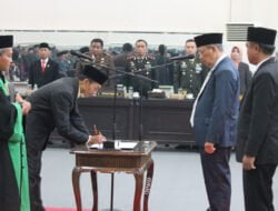 Pengambilan Sumpah/Janji Pengganti Antar Waktu (PAW) Anggota DPRD PKS Bondowoso. Sisa Masa Jabatan 2019-2024 Pengambilan Sumpah/Janji Pengganti Antar Waktu (PAW) Anggota DPRD PKS Bondowoso. Sisa Masa Jabatan 2019-2024