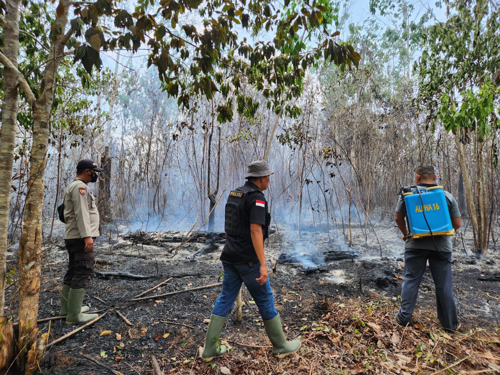 Polsek Penukal Utara, TNI dan BPBD PALI Memadamkan kebakaran kebun di Desa Sukarami Kecamatan Penukal Utara