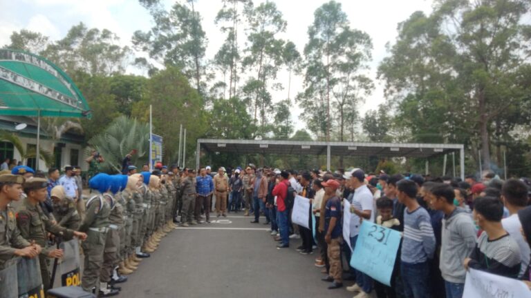 Masyarakat Desa Air itam Mengadakan Aksi Damai di Depan Kantor Bupati PALI