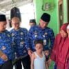 Asep Buhori Camat Cabangbungin Menunjukkan Kepekaannya Sambangi Anak Menderita Kanker Mata