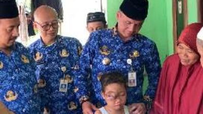 Asep Buhori Camat Cabangbungin Menunjukkan Kepekaannya Sambangi Anak Menderita Kanker Mata