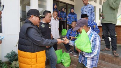 Bupati Garut Salurkan Bantuan Beras ASN Peduli untuk Masyarakat Miskin di Pakenyeng