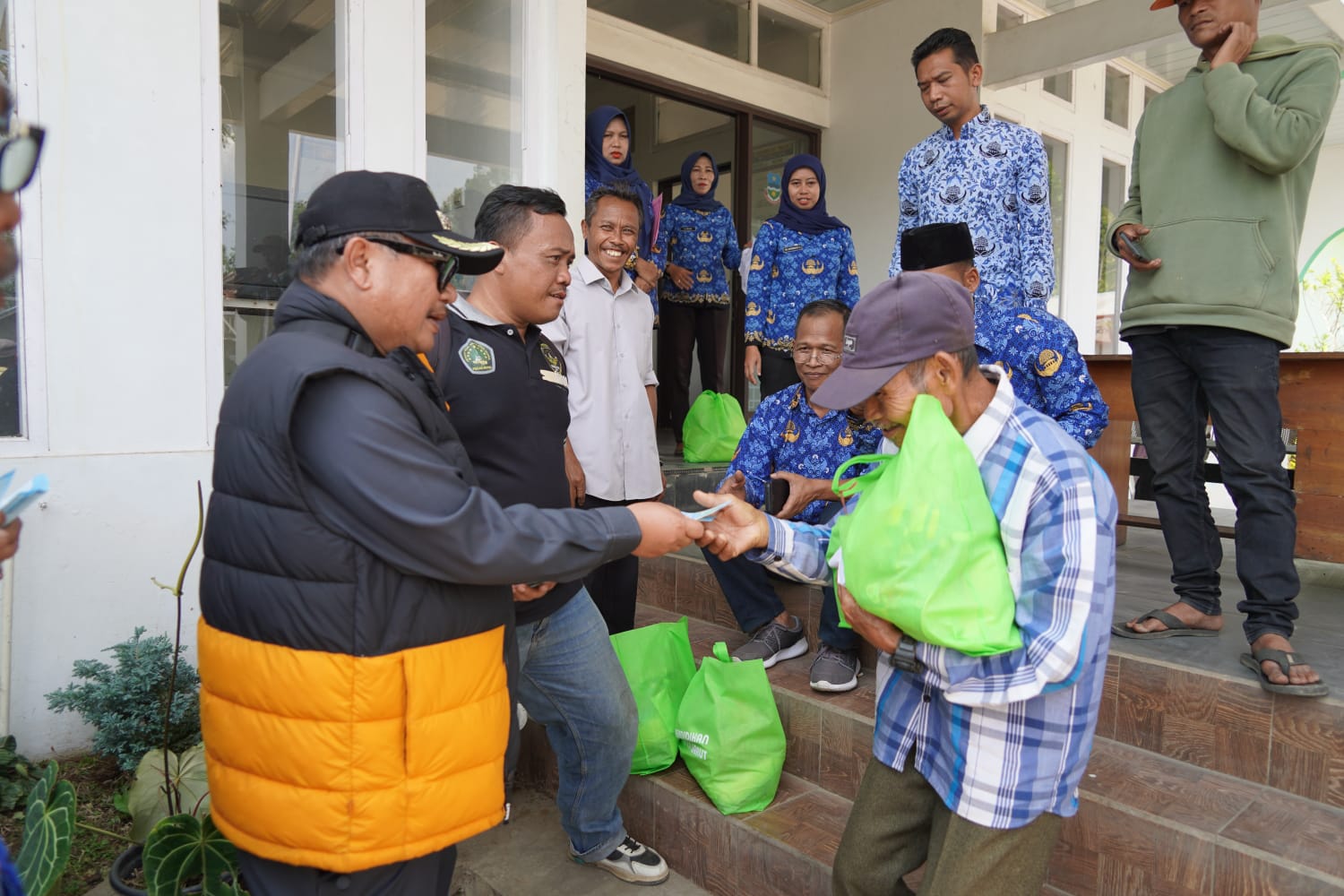 Bupati Garut Salurkan Bantuan Beras ASN Peduli untuk Masyarakat Miskin di Pakenyeng