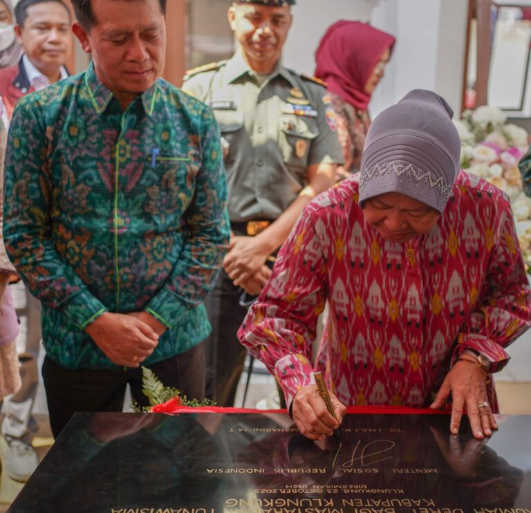 Inilah Pesan Mensos Risma Disaat Resmikan Rumah Deret Untuk Warga di Klungkung