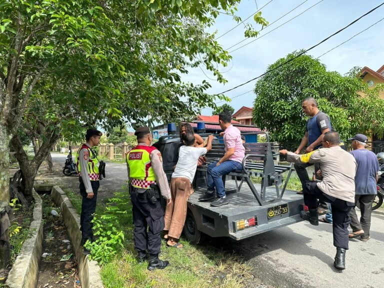 Personil Patroli Sat Samapta Polres Langsa Berhasil Amankan Dan Mengevakuasi ODGJ Yang Sedang Mengamuk