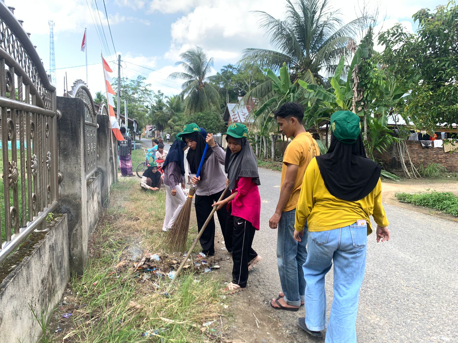 KKN-PPM Universitas Malikussaleh Kelompok 90 Lakukan Gotong Royong di Lorong Gampong Blang