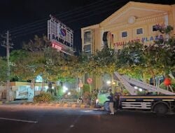 Gara-gara Truk Barang, Lampu Penerangan Depan Timbul Jaya Plaza Roboh