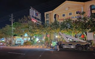 Gara-gara Truk Barang, Lampu Penerangan Depan Timbul Jaya Plaza Roboh