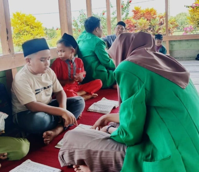 Kelompok 11 KKN-PPM Unimal, Ikut Mengajar Ngaji di Gampong Teupin Banja.