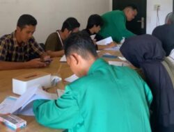 Mahasiswa KKN Unimal melakukan pendataan Kartu Tani : Pupuk Bersubsidi
