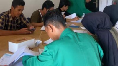 Mahasiswa KKN Unimal melakukan pendataan Kartu Tani : Pupuk Bersubsidi