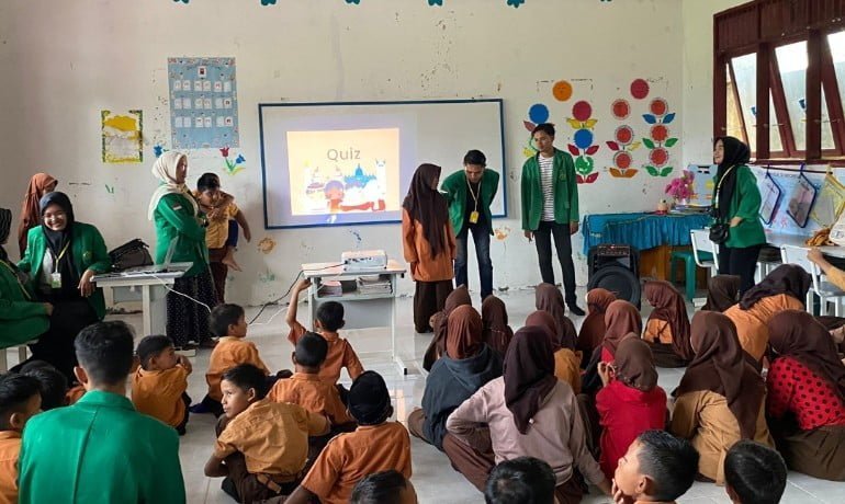 Memperingati Hari Sumpah Pemuda, Mahasiswa Memperingati Hari Sumpah Pemuda, Mahasiswa KKN PPM Kelompok 162 Ajak Nonton Bersama Siswa Sd Negeri 06 Gampong Ajak Nonton Bersama Siswa Sd Negeri 06 Gampong