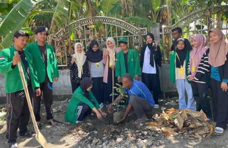 Mahasiswa KKN-PPM 120 Laksanakan Program Penghijauan Area Meunasah Bersama Masyarakat