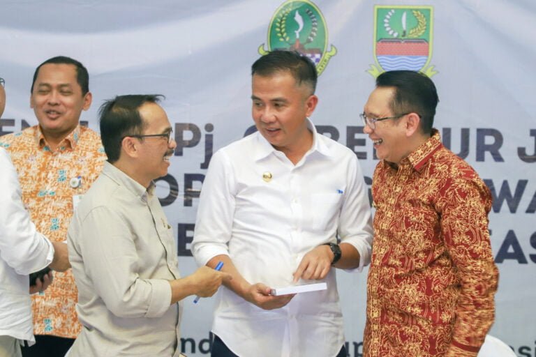 Dorong Wajib Belajar 12 Tahun, Bey Machmudin Pastikan SMA/SMK Negeri di Kabupaten Bekasi Gratis