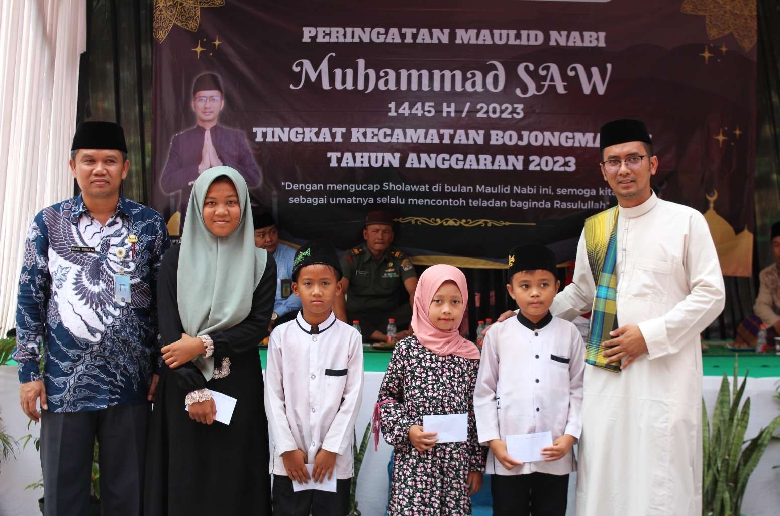 Peringatan Maulid Nabi, Camat Bojongmangu Berikan Apresiasi Putra dan Putri Terbaik dari Madrasah 