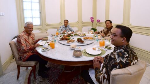 Presiden Jokowi Makan Siang Bareng Tiga Capres