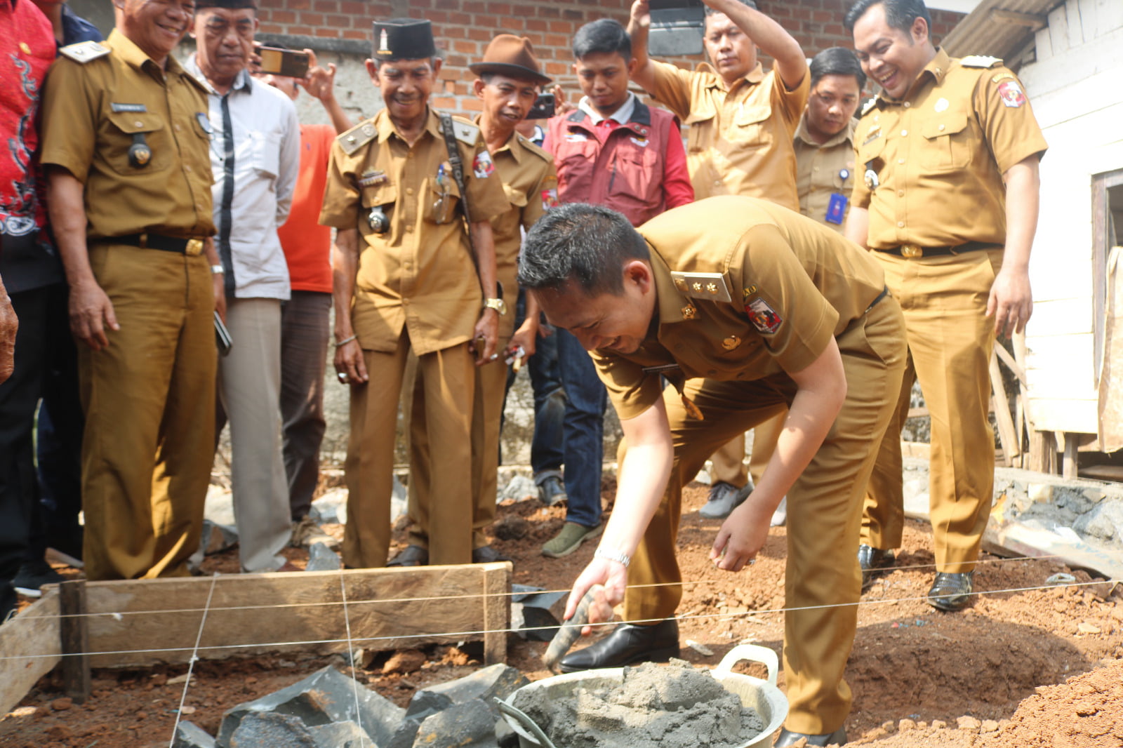 Wakil Bupati Lampung Utara Hadiri Peletakan Batu Pertama Bantuan Pembangunan Bedah Rumah di Kecamatan Abung Timur