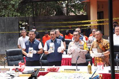 Pabrik Kripik Pisang Berbahan Narkotik-Happy Water digerebek Bareskrim Polri dan Polda Yogyakarta