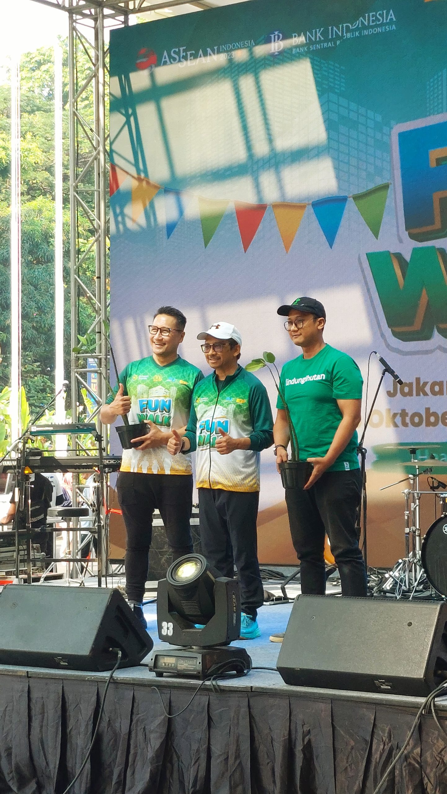 Foto bersama penyerahan bibit mangrove Bank Indonesia kepada Hijrahfest dan LindungiHutan (Dokumentasi: LindungiHutan)