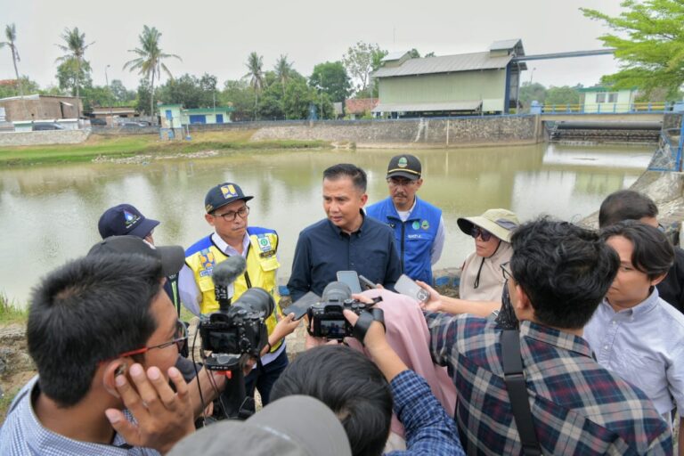 Tinjau Bendung Barugbug, Bey: 18 Perusahaan Ditindak Tegas. Sejumlah limbah industri cemari DAS Cilamaya