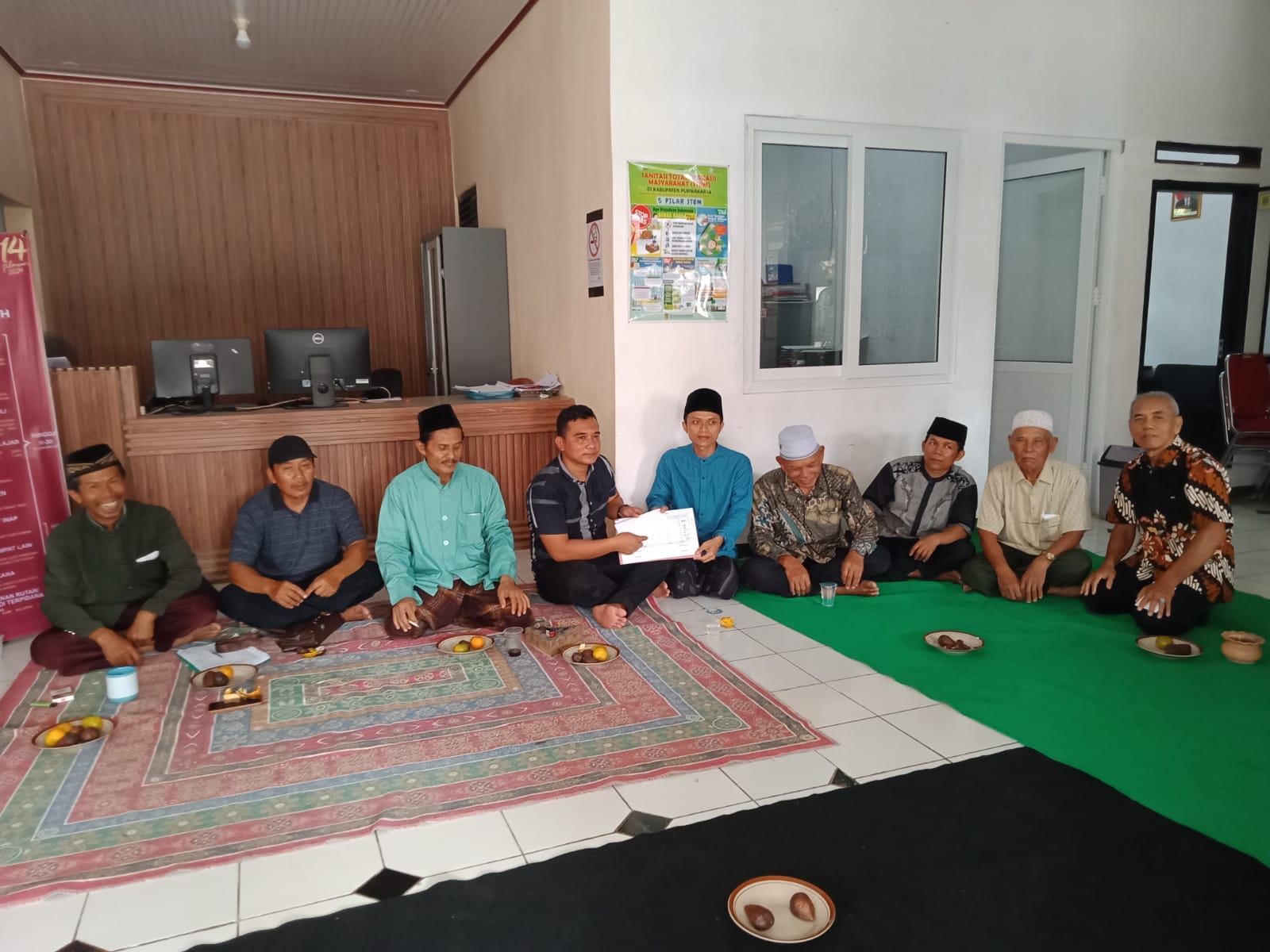 Kepala Desa Cipancur, Ian Sahrudin, melakukan kegiatan yang menarik perhatian warga Desa Cipancur Kecamatan Cibatu Kabupaten Purwakarta.