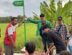 KKN-PPM 11, Hibahkan Plang Lorong Untuk Gampong Teupin Banja.