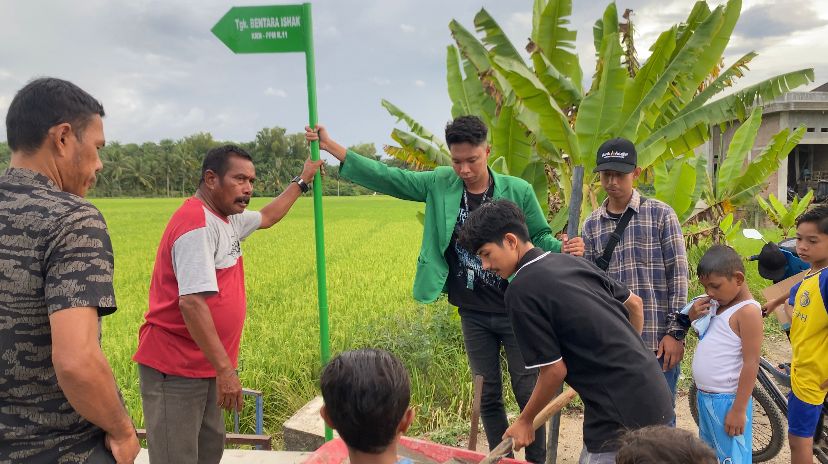 KKN-PPM 11, Hibahkan Plang Lorong Untuk Gampong Teupin Banja.