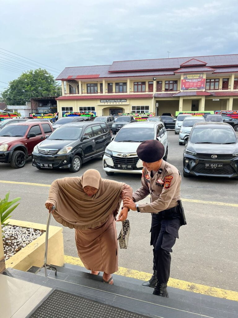 Personil Sat Samapta Polres Langsa Penjaga Pintu Gerbang Berikan Pelayanan Humanis Kepada Sang Raja/Ratu