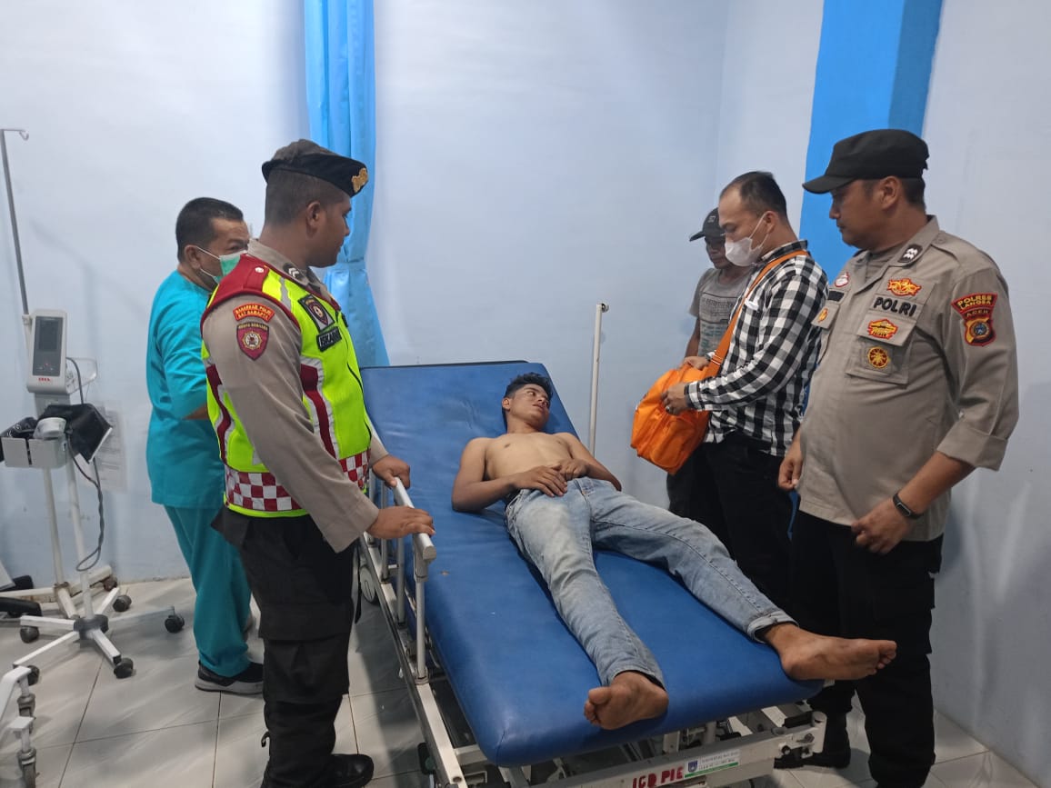 Personil Kepolisian Gabungan Polres Langsa Renpon Cepat Seorang Pria Panjat Tower Telkom Diduga Gangguan Stres Dan Berhasil