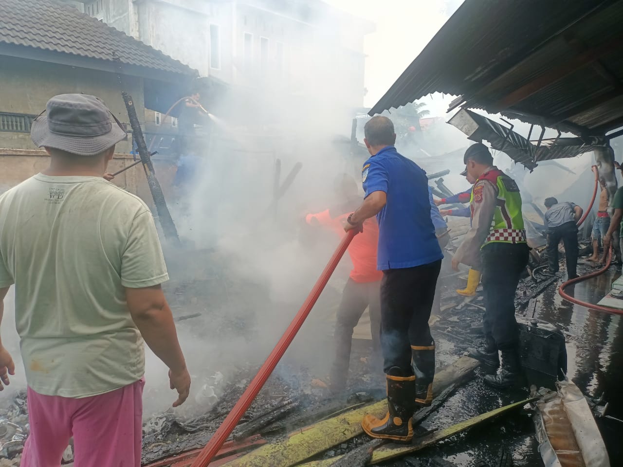 Kapolres Langsa Melalui Samapta Bantu Mengamankan Satu Unit Rumah Warga Ludes Terbakar