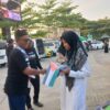 Srikandi Aliansi Ormas Bekasi Bagikan 500 Paket Makanan Saat Aksi Bela Palestina di Stadion Wibawa Mukti Cikarang