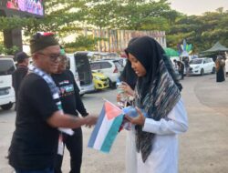 Srikandi Aliansi Ormas Bekasi Bagikan 500 Paket Makanan Saat Aksi Bela Palestina di Stadion Wibawa Mukti Cikarang