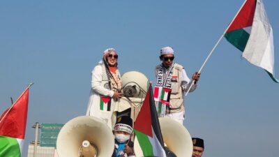 Viral ! Muslimah Cantik Kibarkan Bendera Palestina di Atas Mobil Komando Pesantren At Taqwa Saat Aksi Akbar Bela Palestina Cikarang