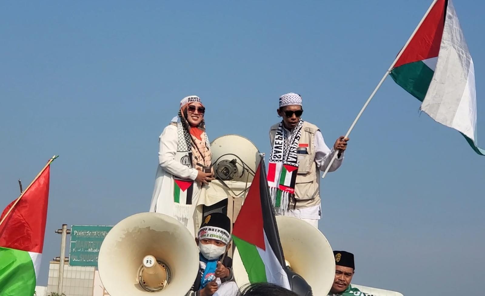 Viral ! Muslimah Cantik Kibarkan Bendera Palestina di Atas Mobil Komando Pesantren At Taqwa Saat Aksi Akbar Bela Palestina Cikarang