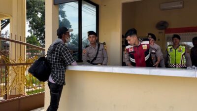 Bersedekah Tidak Membuat Kita Miskin Personil Pos Penjagaan Mapolres Langsa Gemar Menolong Warga Susah