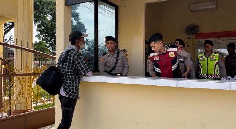 Bersedekah Tidak Membuat Kita Miskin Personil Pos Penjagaan Mapolres Langsa Gemar Menolong Warga Susah