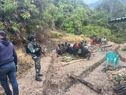 Tim Gabungan Satgas Yonif 527/BY Geledah Markas KNPB Wilayah Paniai, Dokumen Hingga Bendera Bintang kejora Berhasil Disita