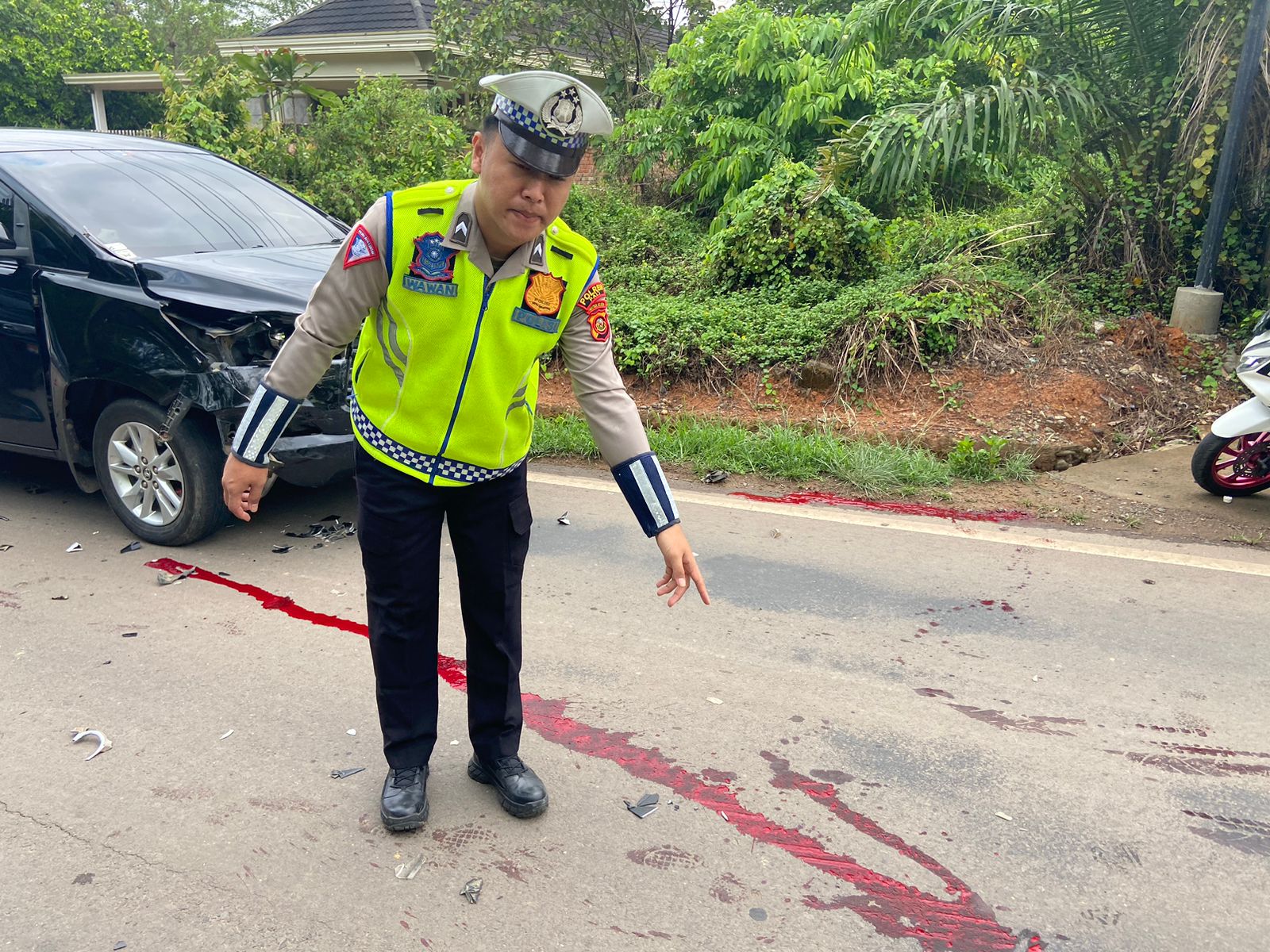 Satuan Lalulintas Polres PALI Tinjau TKP Lakalantas Sepeda Motor VS Innova