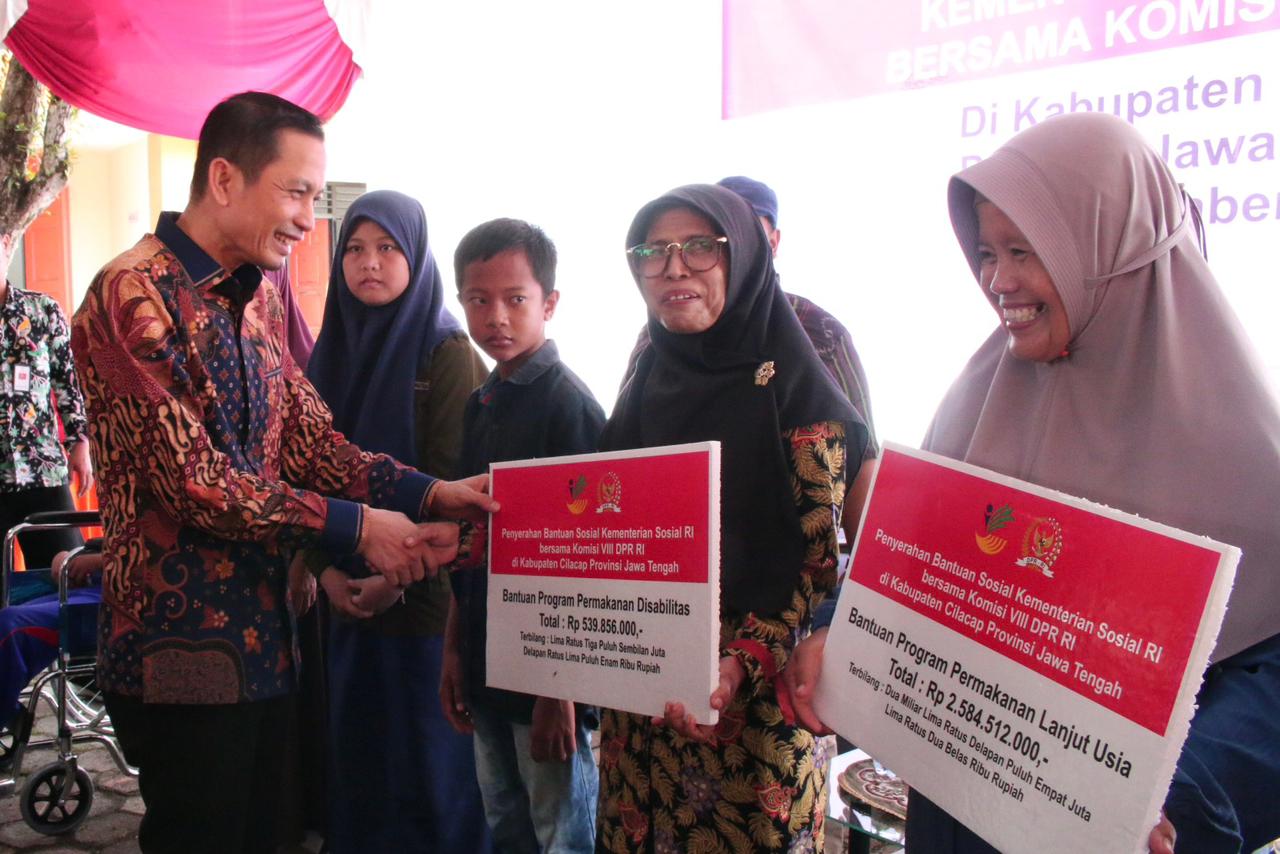 Saat Salurkan Bansos di Cilacap, Kemensos dan DPR RI Berharap Manfaatkan Bantuan Sebaik Mungkin