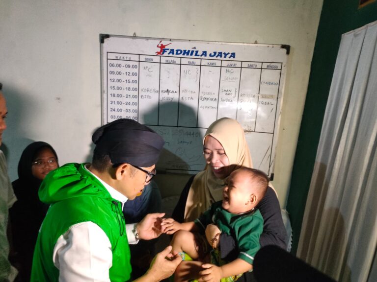 Kunjungi Purwakarta Cak Imin Temui 100 Anak yang Disunat